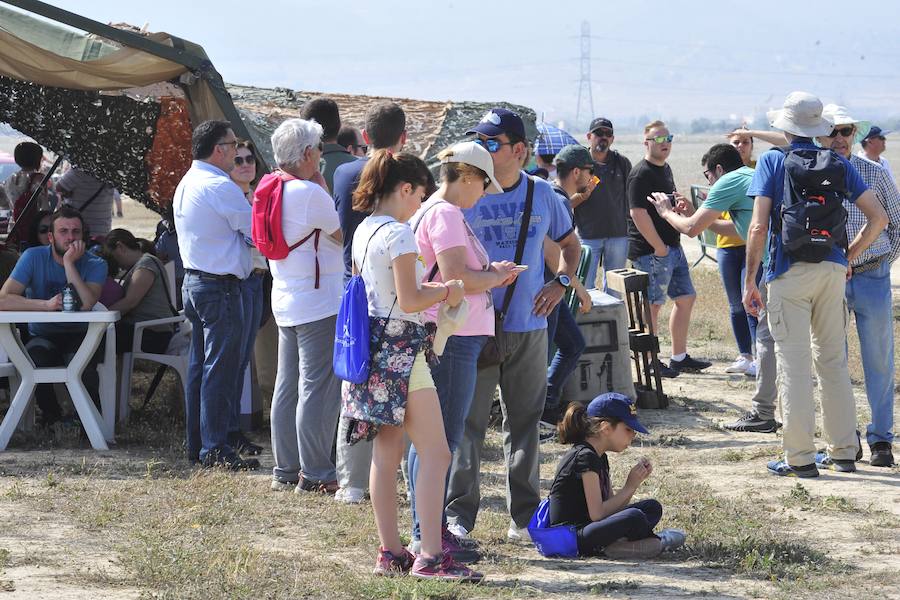 El Ejército del Aire no logra batirlo en su primer intento en la Base de Alcantarilla, en una jornada en una jornada festiva que arrancó con exhibiciones de aeromodelismo, aunque habrá más intentos