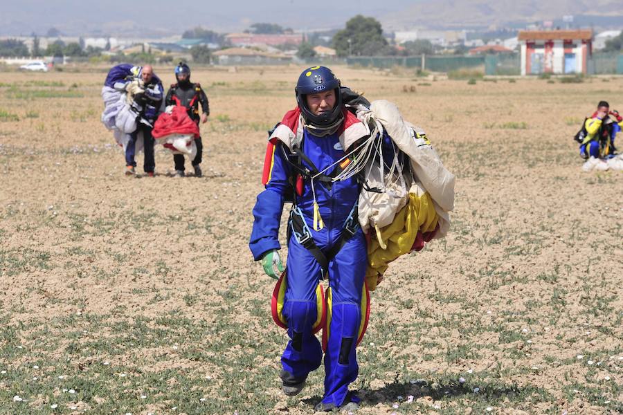 El Ejército del Aire no logra batirlo en su primer intento en la Base de Alcantarilla, en una jornada en una jornada festiva que arrancó con exhibiciones de aeromodelismo, aunque habrá más intentos