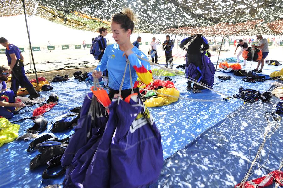 El Ejército del Aire no logra batirlo en su primer intento en la Base de Alcantarilla, en una jornada en una jornada festiva que arrancó con exhibiciones de aeromodelismo, aunque habrá más intentos