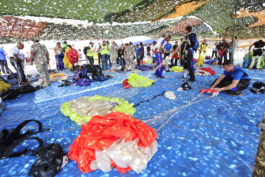 El Ejército del Aire no logra batirlo en su primer intento en la Base de Alcantarilla, en una jornada en una jornada festiva que arrancó con exhibiciones de aeromodelismo, aunque habrá más intentos