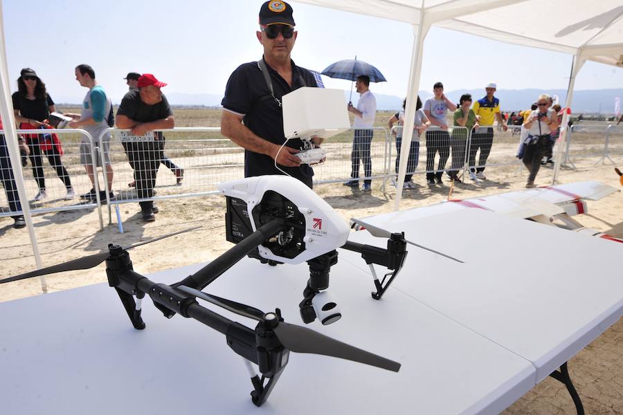 El Ejército del Aire no logra batirlo en su primer intento en la Base de Alcantarilla, en una jornada en una jornada festiva que arrancó con exhibiciones de aeromodelismo, aunque habrá más intentos