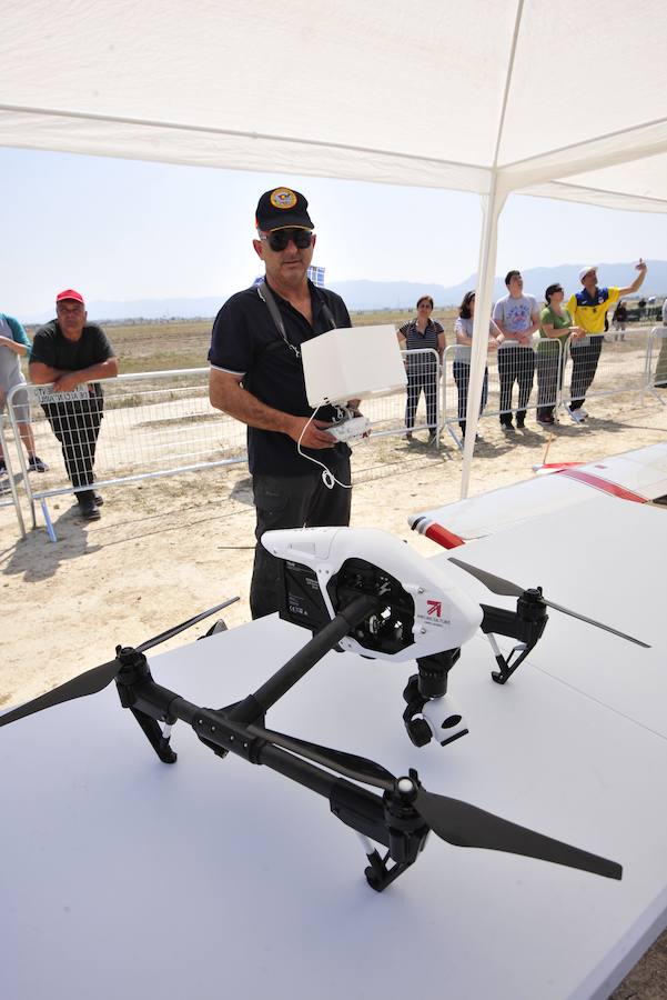 El Ejército del Aire no logra batirlo en su primer intento en la Base de Alcantarilla, en una jornada en una jornada festiva que arrancó con exhibiciones de aeromodelismo, aunque habrá más intentos