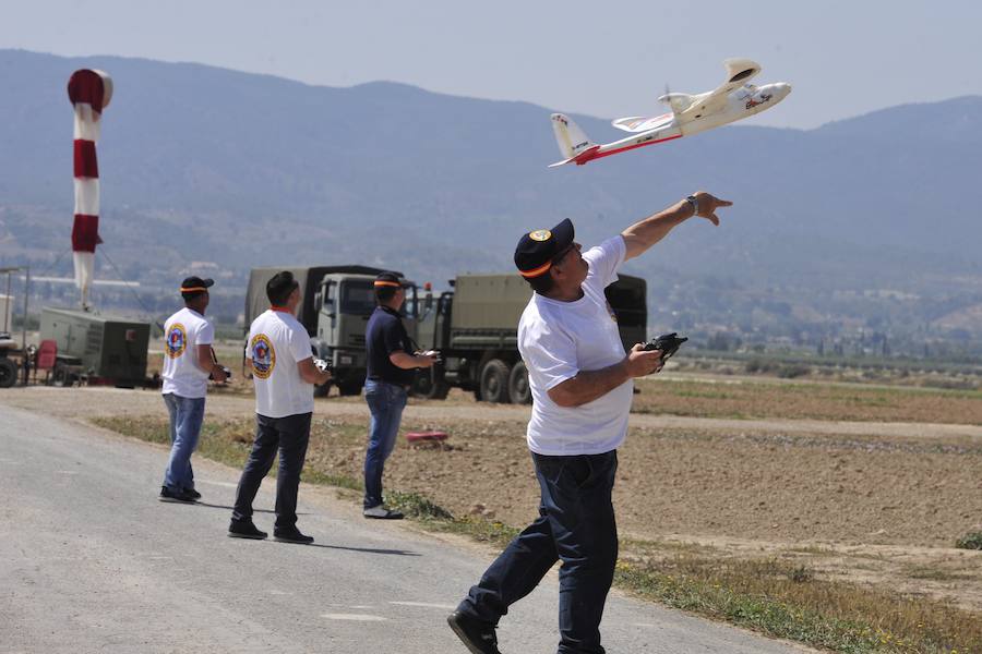 El Ejército del Aire no logra batirlo en su primer intento en la Base de Alcantarilla, en una jornada en una jornada festiva que arrancó con exhibiciones de aeromodelismo, aunque habrá más intentos