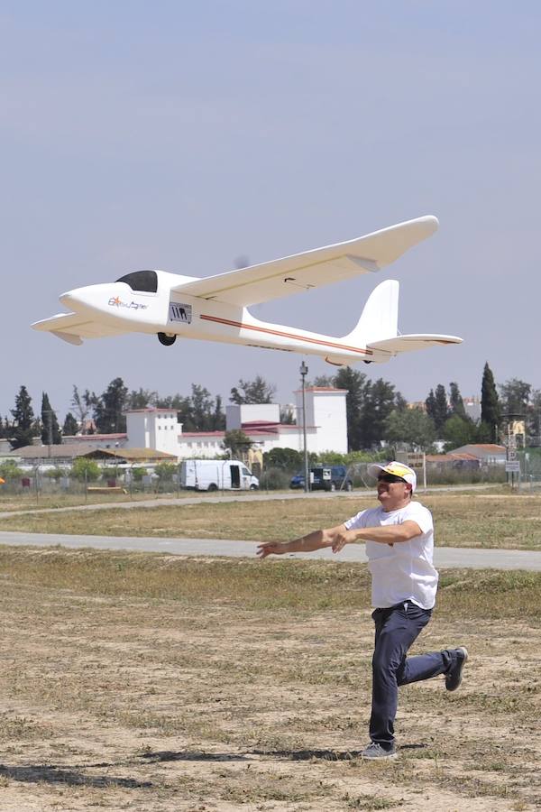 El Ejército del Aire no logra batirlo en su primer intento en la Base de Alcantarilla, en una jornada en una jornada festiva que arrancó con exhibiciones de aeromodelismo, aunque habrá más intentos