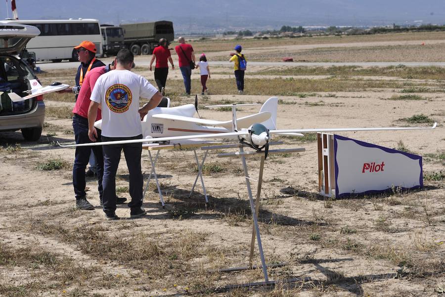 El Ejército del Aire no logra batirlo en su primer intento en la Base de Alcantarilla, en una jornada en una jornada festiva que arrancó con exhibiciones de aeromodelismo, aunque habrá más intentos