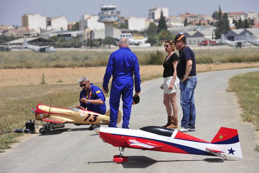 El Ejército del Aire no logra batirlo en su primer intento en la Base de Alcantarilla, en una jornada en una jornada festiva que arrancó con exhibiciones de aeromodelismo, aunque habrá más intentos