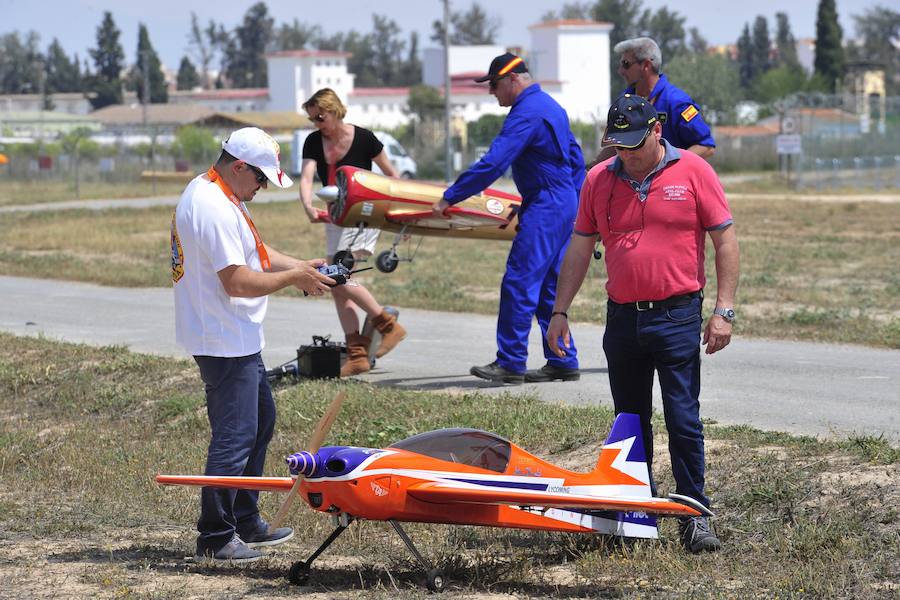 El Ejército del Aire no logra batirlo en su primer intento en la Base de Alcantarilla, en una jornada en una jornada festiva que arrancó con exhibiciones de aeromodelismo, aunque habrá más intentos