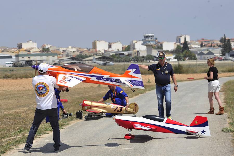 El Ejército del Aire no logra batirlo en su primer intento en la Base de Alcantarilla, en una jornada en una jornada festiva que arrancó con exhibiciones de aeromodelismo, aunque habrá más intentos