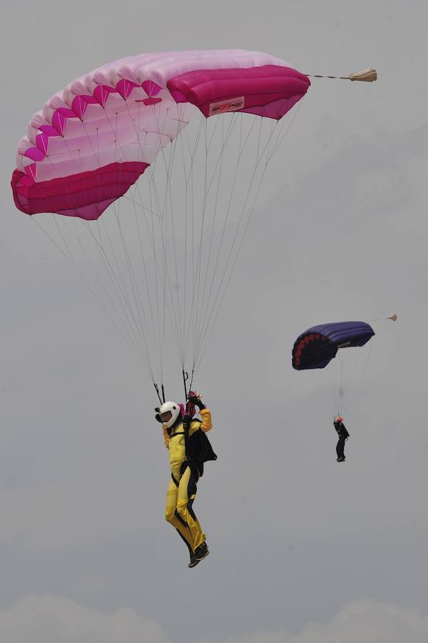 El Ejército del Aire no logra batirlo en su primer intento en la Base de Alcantarilla, en una jornada en una jornada festiva que arrancó con exhibiciones de aeromodelismo, aunque habrá más intentos