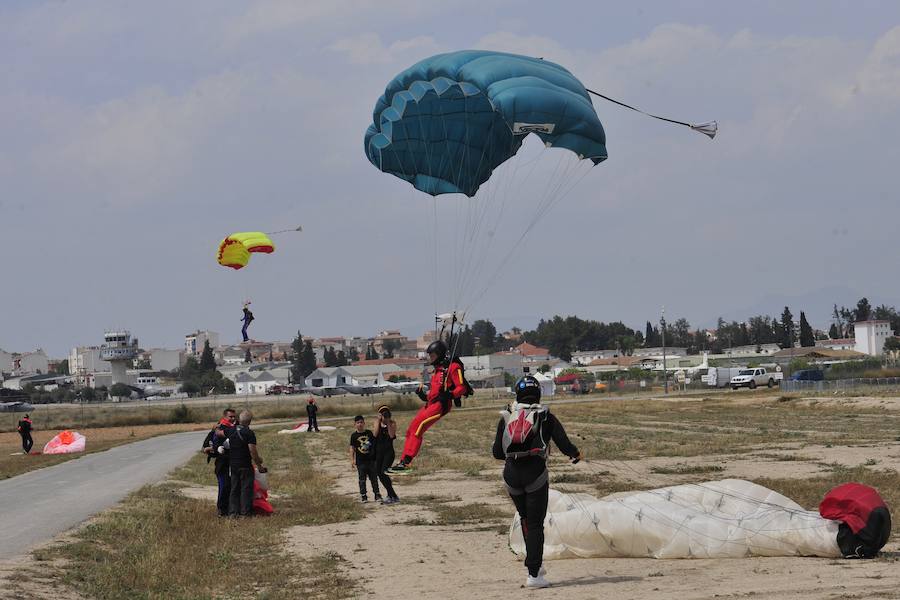 El Ejército del Aire no logra batirlo en su primer intento en la Base de Alcantarilla, en una jornada en una jornada festiva que arrancó con exhibiciones de aeromodelismo, aunque habrá más intentos