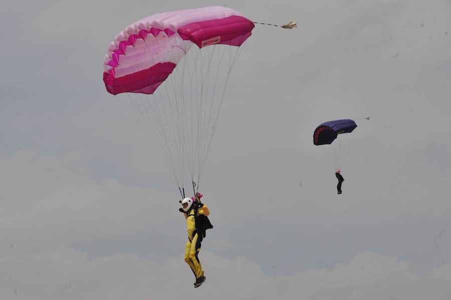El Ejército del Aire no logra batirlo en su primer intento en la Base de Alcantarilla, en una jornada en una jornada festiva que arrancó con exhibiciones de aeromodelismo, aunque habrá más intentos