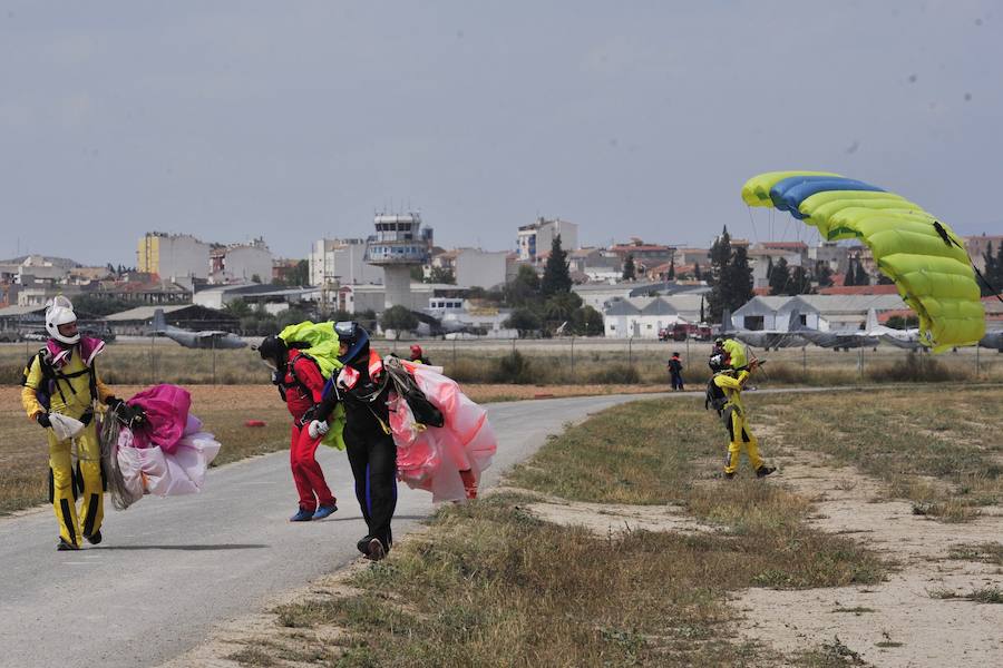 El Ejército del Aire no logra batirlo en su primer intento en la Base de Alcantarilla, en una jornada en una jornada festiva que arrancó con exhibiciones de aeromodelismo, aunque habrá más intentos