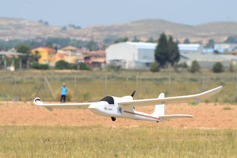 El Ejército del Aire no logra batirlo en su primer intento en la Base de Alcantarilla, en una jornada en una jornada festiva que arrancó con exhibiciones de aeromodelismo, aunque habrá más intentos