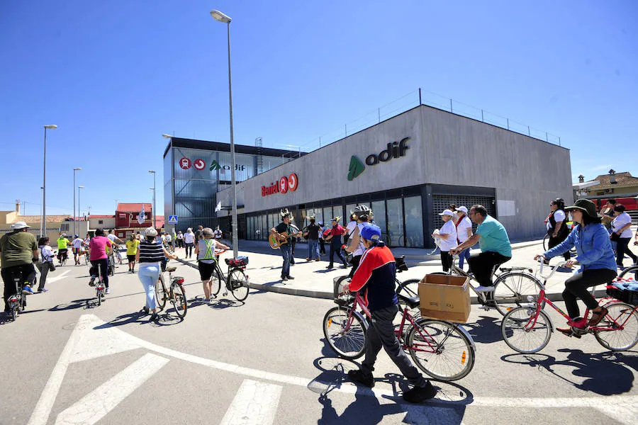 Decenas de personas participan en una jornada de convivencia reivindicativa convocada la asociación Murcia en Bici y la Plataforma Pro Soterramiento