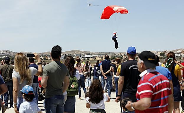 Imagen de los paracaidistas aterrizando.