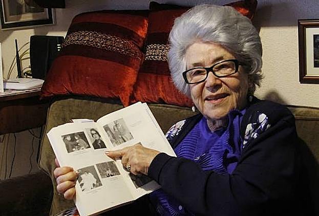 La escritora María Teresa Cervantes, en su casa, en la entrevista con 'La Verdad'. 