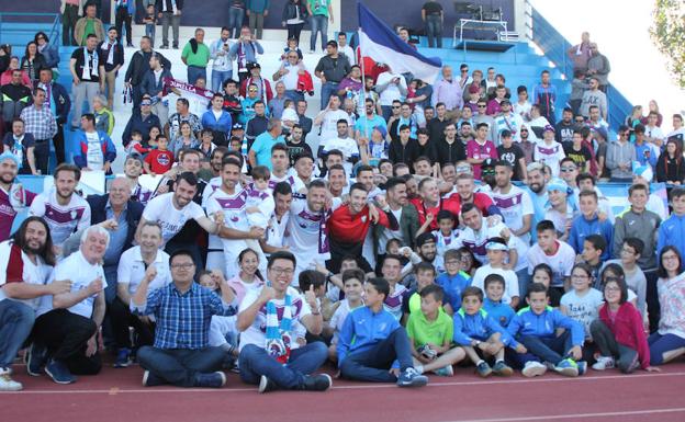 Jugadores, técnicos y directivos del Jumilla celebran la permanencia con la afición.