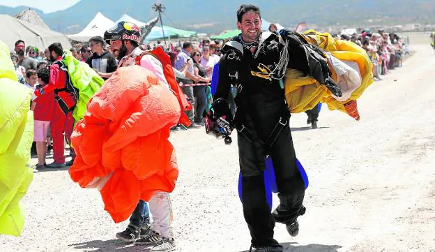 Dos paracaidistas, ayer, tras el segundo salto para el récord de España de grandes formaciones.