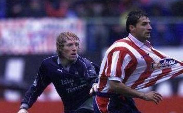 Jean François Hernández (d), durante un partido ante el Tenerife en la temporada 2000/01.