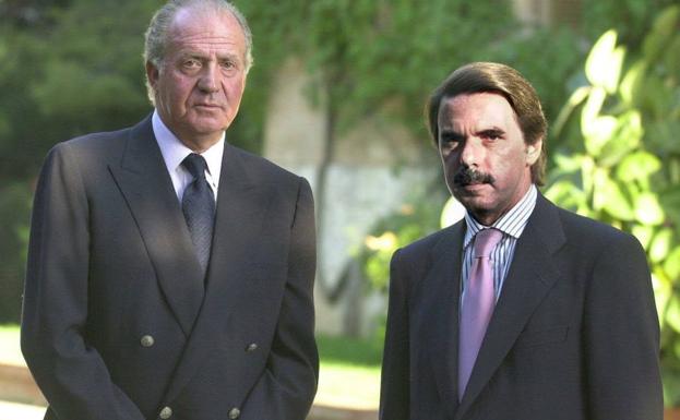 El rey Juan Carlos, junto a José María Aznar.