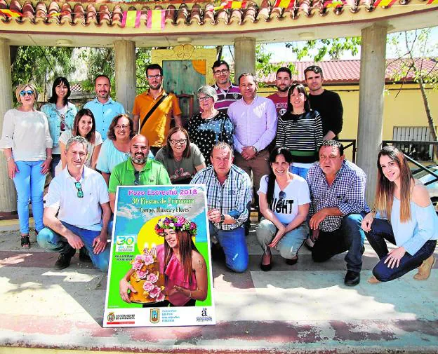 Representantes de las peñas de Pozo Estrecho, con el cartel anunciador de Javier Lorente. 