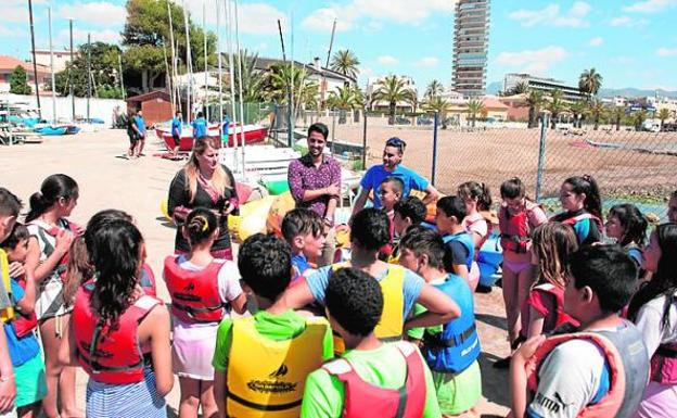 La alcaldesa y el edil de Deportes, ayer, con los alumnos.