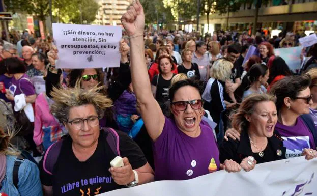 Varias mujeres protestan durante la manifestación esn Murcia.