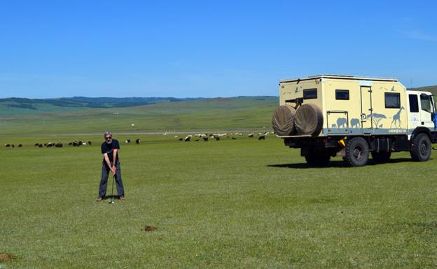 Imagen principal - Evaristo practicando en una llanura de Mongolia, junto al camión. Ana en una playa de Marruecos. Torres a punto de golpear una bola en el desierto de Nubio (Sudán).