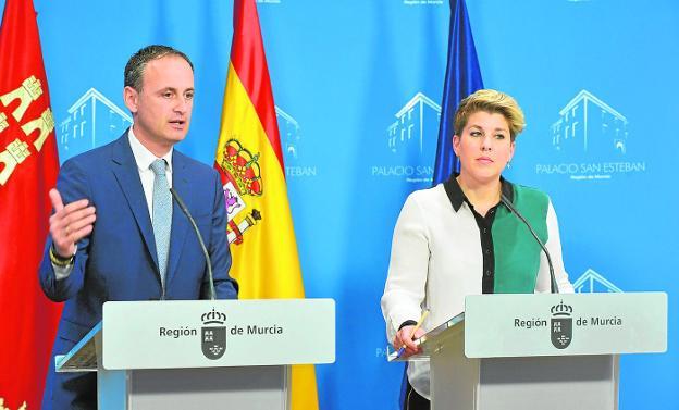 Javier Celdrán y Noelia Arroyo, en la rueda de prensa del Consejo de Gobierno de ayer.