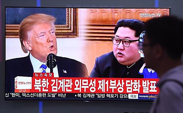 Donald Trump y Kim Jong-un, en un plasma.