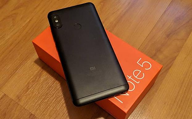 El Redmi Note 5 por detrás.