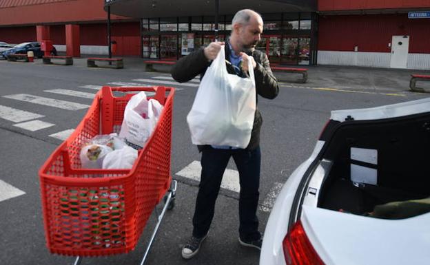 Los comercios tendrán que cobrar las bolsas de plástico desde el 1 de julio