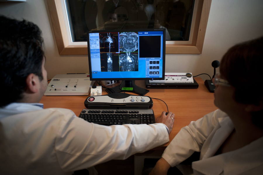 Dos médicos revisan las imágenes de una resonancia.