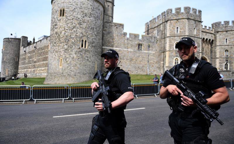 Miles de personas se concentran en la ciudad inglesa para esperar la llegada de Meghan Markle y el príncipe Enrique