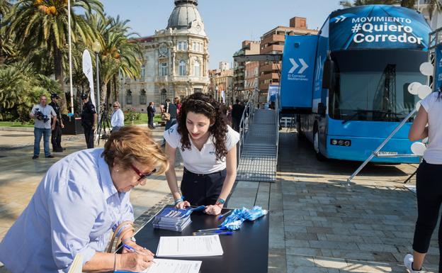 Una vecina de Cartagena firma a favor del Corredor Mediterráneo.