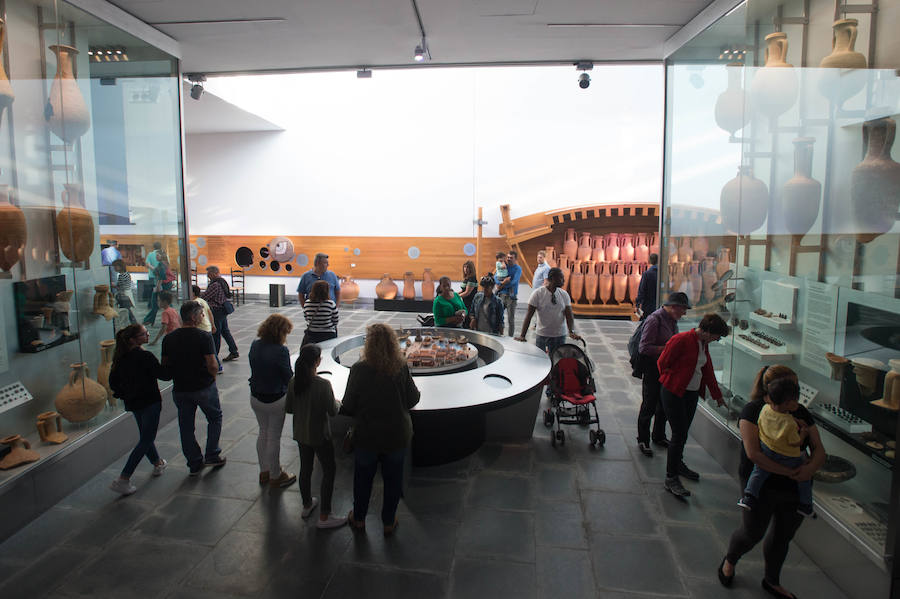 Visitantes en el Museo Naval de Cartagena durante la Noche de los Museos.