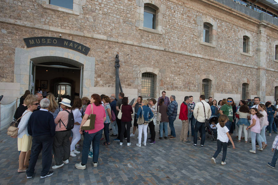 Visitantes en el Museo Naval de Cartagena durante la Noche de los Museos.