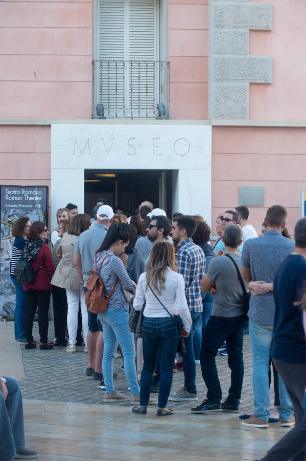 Visitantes en el Museo del Teatro Romano de Cartagena durante la Noche de los Museos.