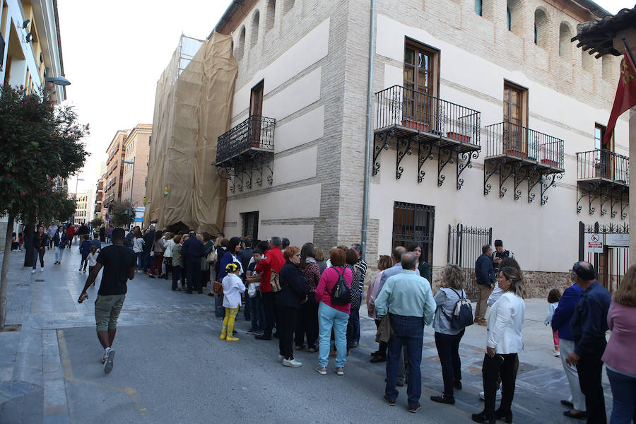 Visitantes durante la Noche de los Museos de Lorca.