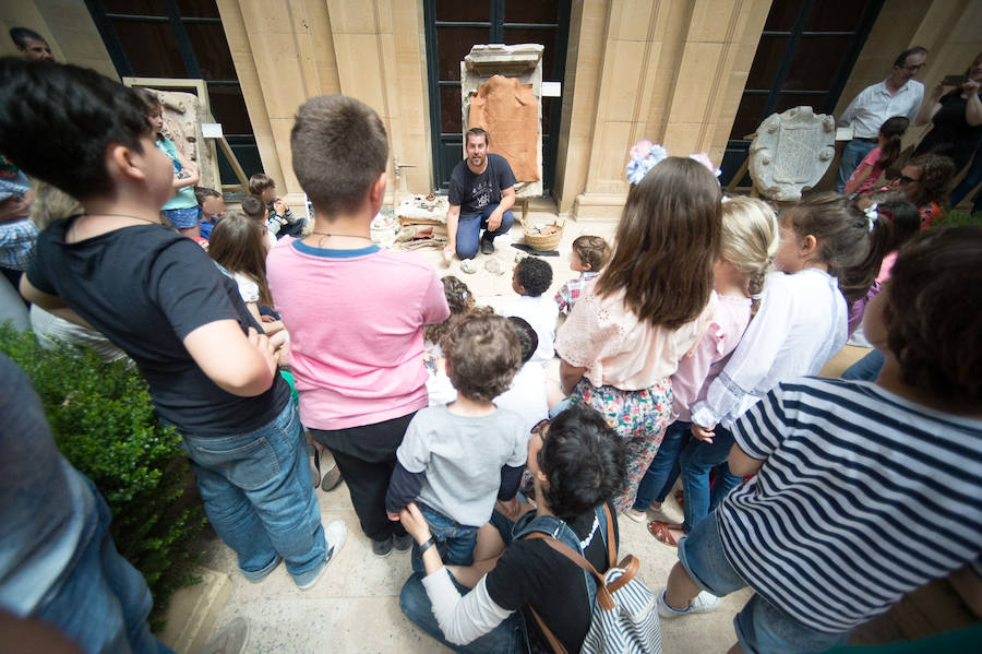 El Museo Arqueológico de Murcia aprovechó la jornada de la Noche de los Museos para inaugurar su almacén visitable, ofrecer talleres infantiles para los más pequeños y organizar visitas explicativas a los nuevos recursos de la institución
