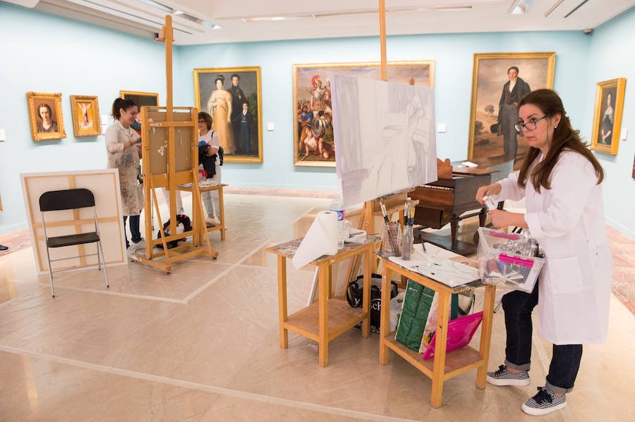 El Museo de Bellas Artes de Murcia abrió sus puertas durante la jornada de la Noche de los Museos y ofreció talleres sobre cine, actividades infantiles, visitas guiadas y representaciones teatrales