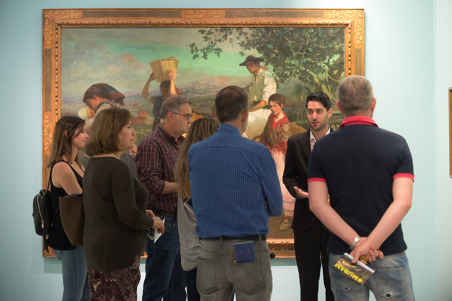 El Museo de Bellas Artes de Murcia abrió sus puertas durante la jornada de la Noche de los Museos y ofreció talleres sobre cine, actividades infantiles, visitas guiadas y representaciones teatrales