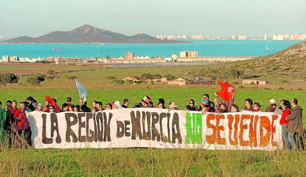 Manifestantes en la finca de Lo Poyo, a finales del año 2006.