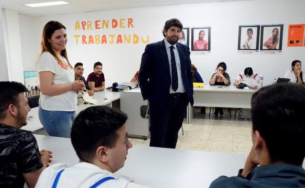 Fernando López Miras visita la sede de la Fundación Secretariado Gitano.