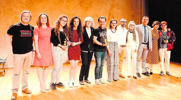Los premiados junto con organizadores y representantes del teatro murciano, el domingo. :