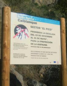 Imagen secundaria 2 - Un numerosísimo grupo de senderistas recorre la zona del Morrón de Alhama, hace un par de fines de semana, espantando a la fauna del parque. Un escalador, en el Rincón de las Cuevas, en Benizar. Uno de los carteles sobre las restricciones temporales a la escalada en Calblanque.