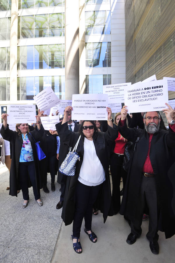 Prácticamente todas las salas de vistas de los juzgados de instrucción, primera instancia, de lo social y penales de la Ciudad de la Justicia de Murcia supendieron este martes sus vistas con motivo de la huelga de Justicia 