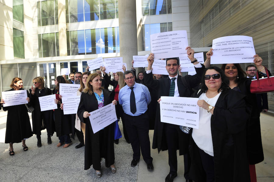 Prácticamente todas las salas de vistas de los juzgados de instrucción, primera instancia, de lo social y penales de la Ciudad de la Justicia de Murcia supendieron este martes sus vistas con motivo de la huelga de Justicia 