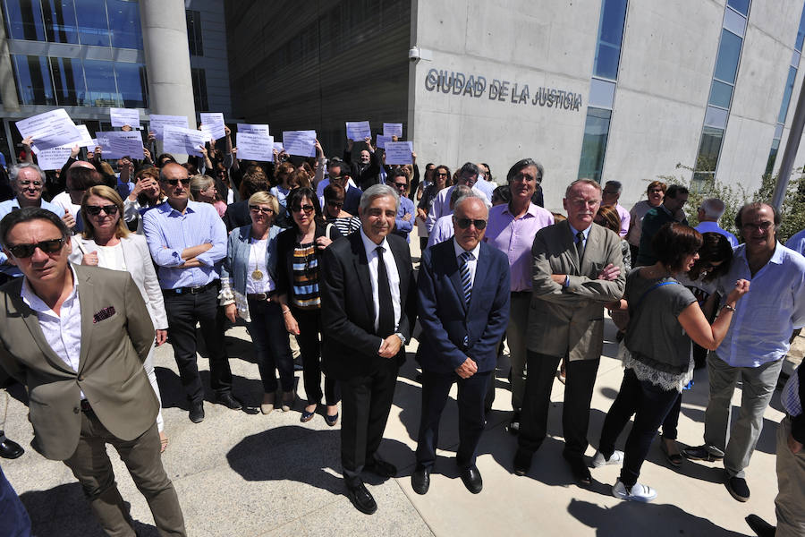 Prácticamente todas las salas de vistas de los juzgados de instrucción, primera instancia, de lo social y penales de la Ciudad de la Justicia de Murcia supendieron este martes sus vistas con motivo de la huelga de Justicia 