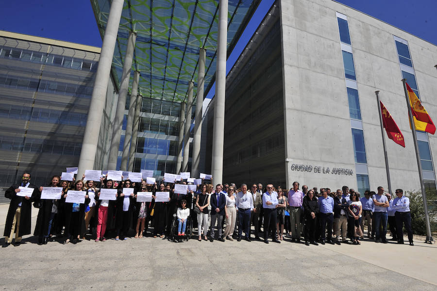 Prácticamente todas las salas de vistas de los juzgados de instrucción, primera instancia, de lo social y penales de la Ciudad de la Justicia de Murcia supendieron este martes sus vistas con motivo de la huelga de Justicia 